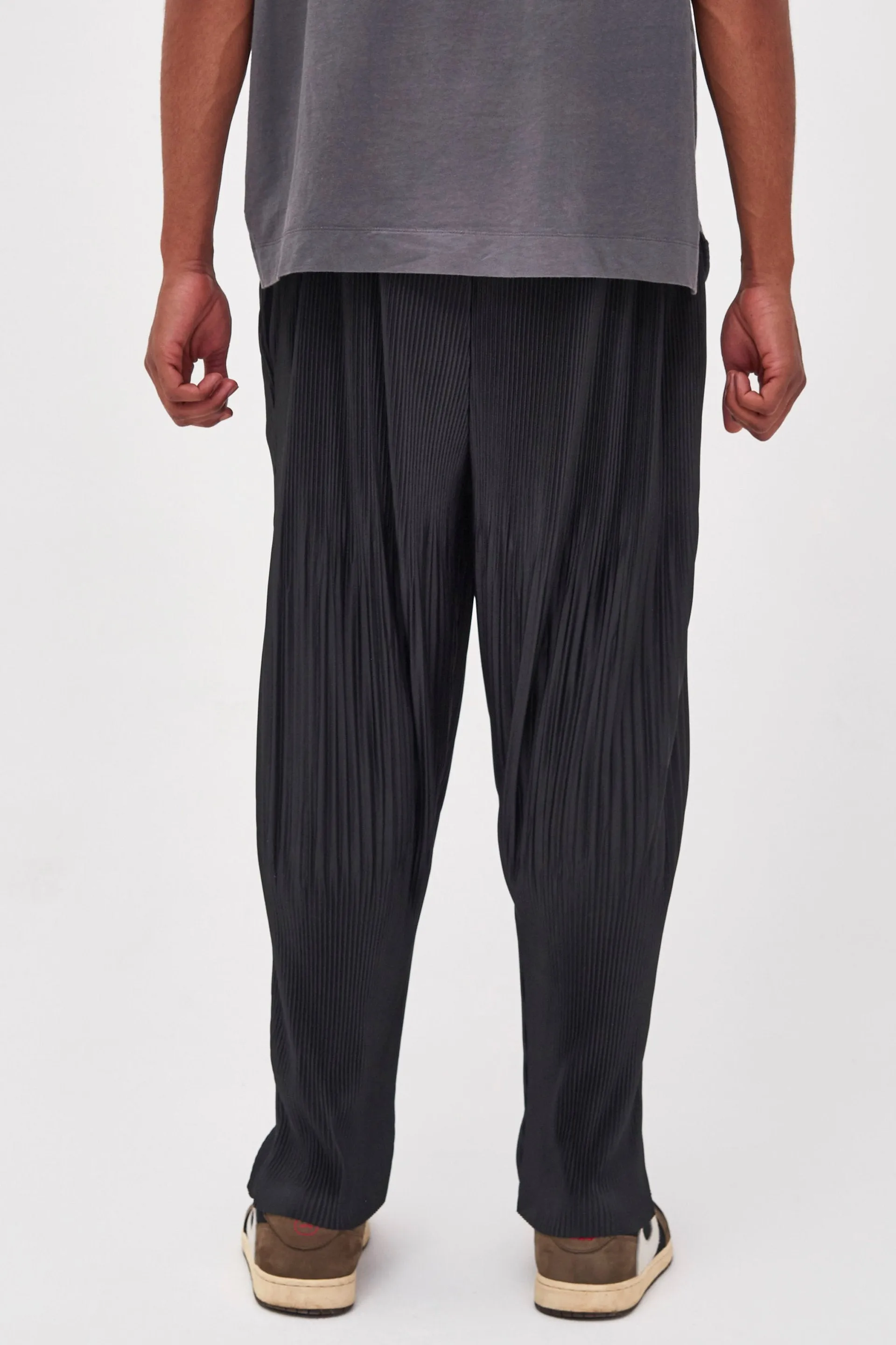 Black Pleated Trousers In Relaxed Fit